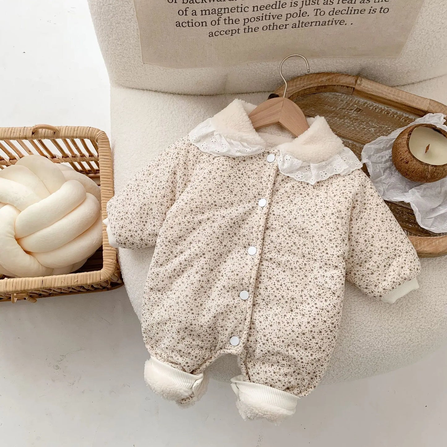 Grenouillère à col en dentelle douce – Tenue d'hiver chaude pour bébé