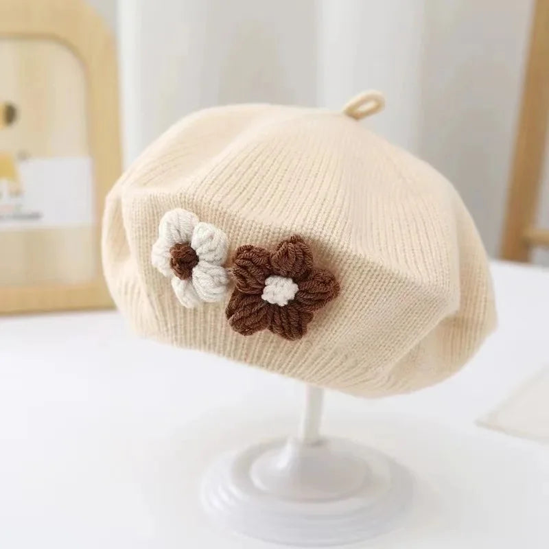 Adorable béret tricoté pour bébé fille avec petite fleur