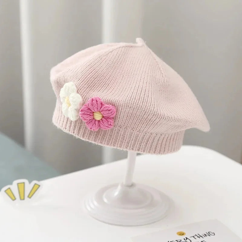 Adorable béret tricoté pour bébé fille avec petite fleur