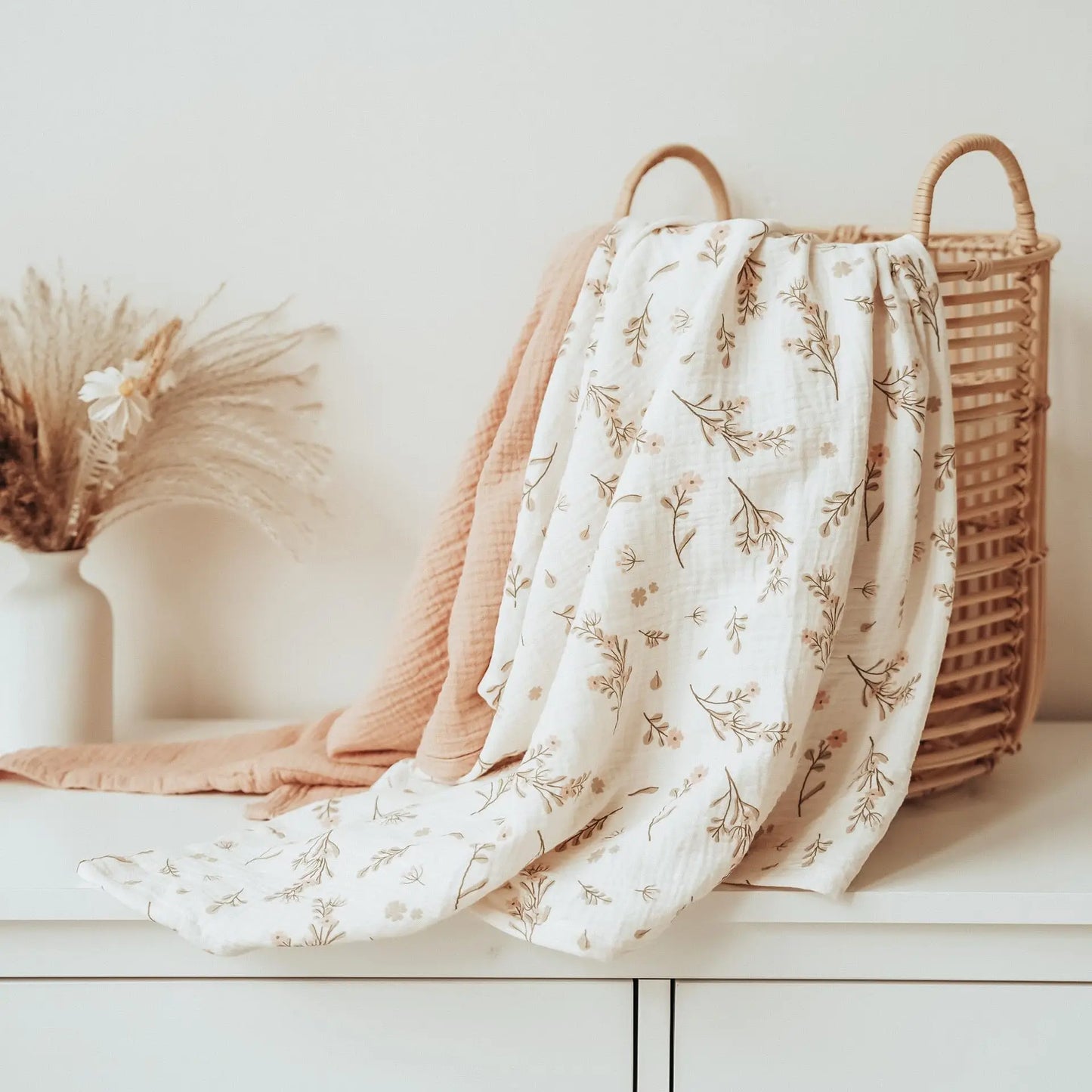 Ensemble de 2 couvertures d'emmaillotage pour bébé, en mousseline de coton doux, idéales pour accueillir un nouveau-né ou pour la poussette. Accessoires pour bébé.