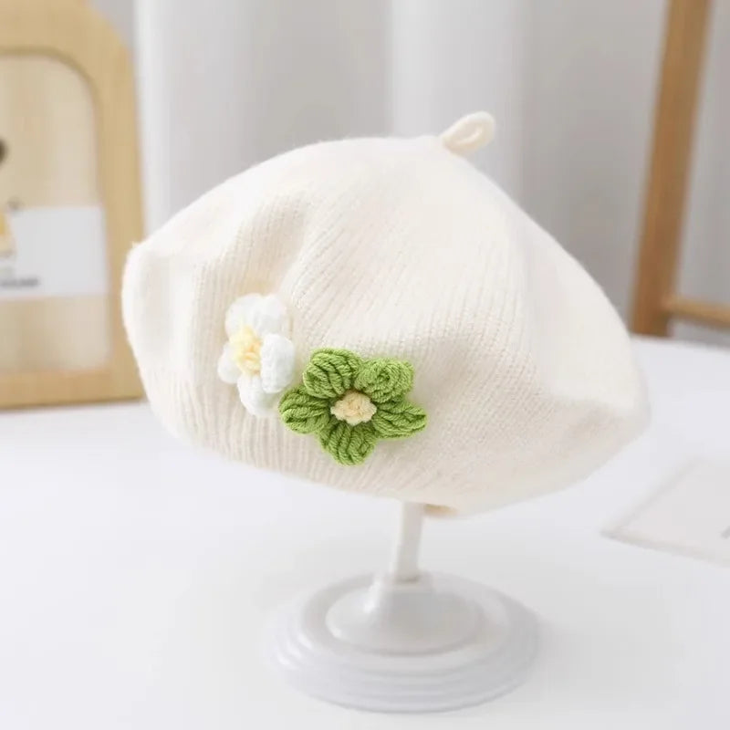 Adorable béret tricoté pour bébé fille avec petite fleur