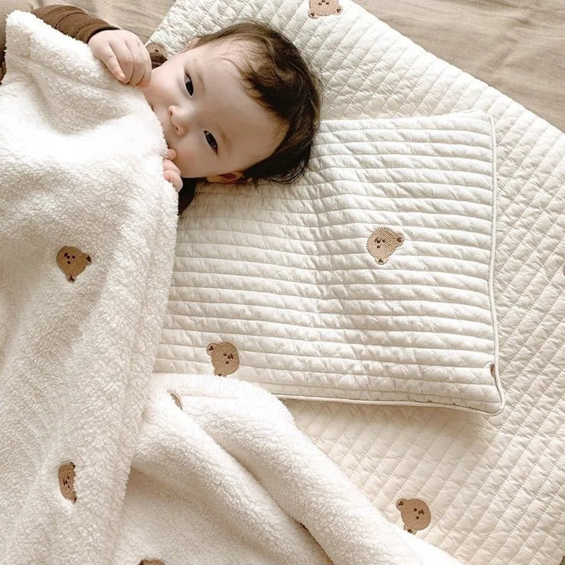 Baby blanket Hug blanket is a baby blanket embroidered nap blanket for children