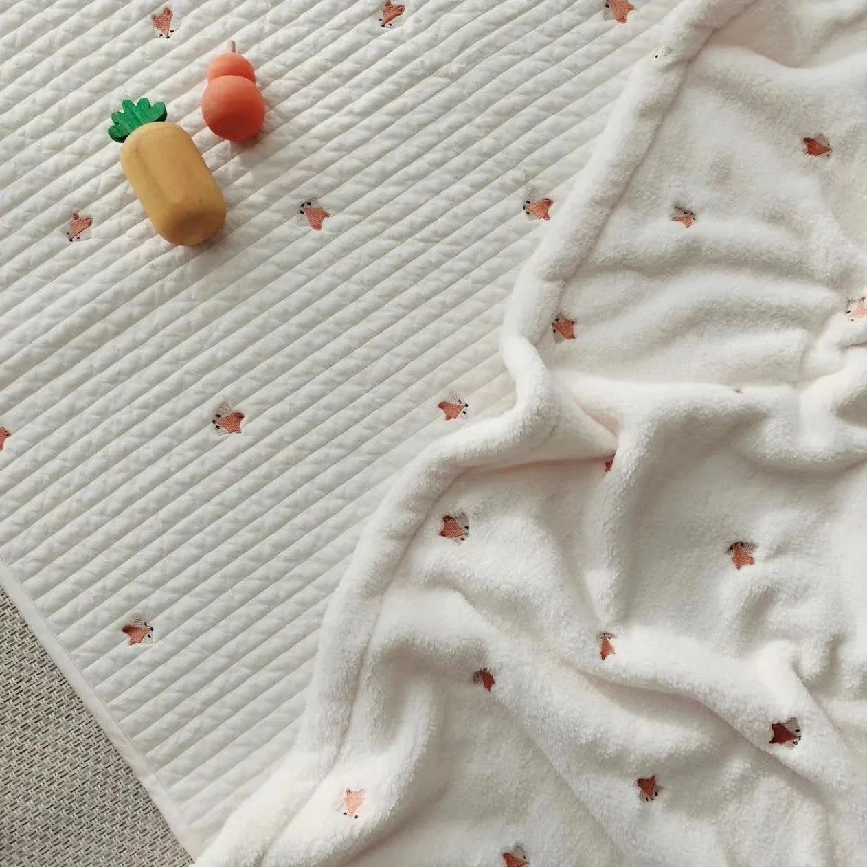 Baby blanket Hug blanket is a baby blanket embroidered nap blanket for children