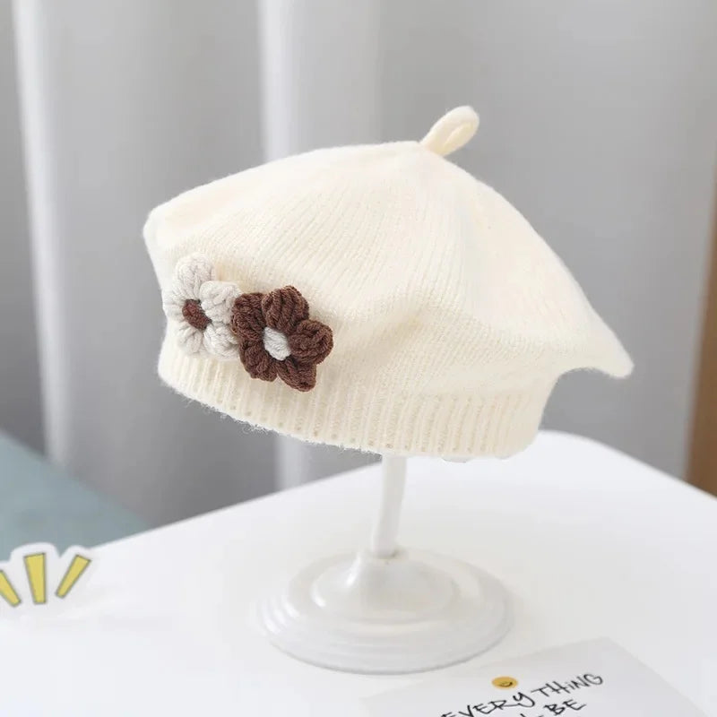 Adorable béret tricoté pour bébé fille avec petite fleur