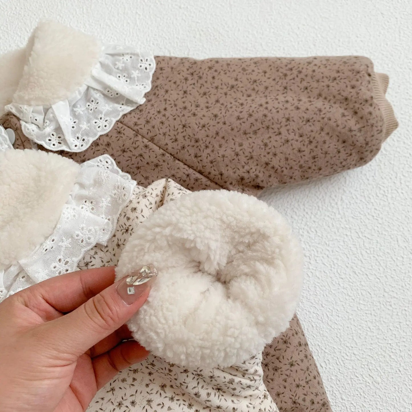 Grenouillère à col en dentelle douce – Tenue d'hiver chaude pour bébé