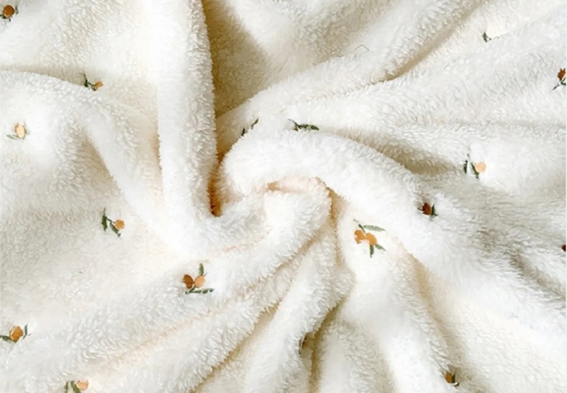 Baby blanket Hug blanket is a baby blanket embroidered nap blanket for children