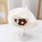 Adorable béret tricoté pour bébé fille avec petite fleur