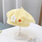 Adorable béret tricoté pour bébé fille avec petite fleur