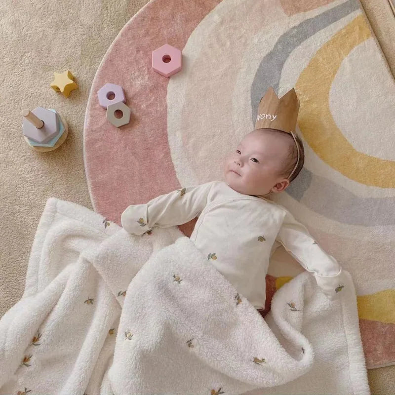 Baby blanket Hug blanket is a baby blanket embroidered nap blanket for children