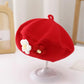 Adorable béret tricoté pour bébé fille avec petite fleur