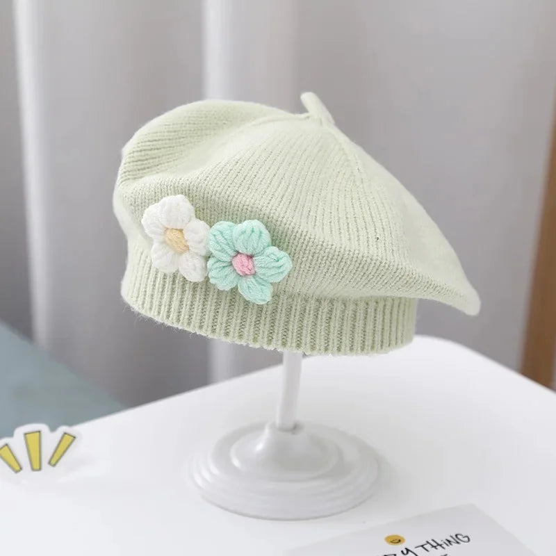 Adorable béret tricoté pour bébé fille avec petite fleur