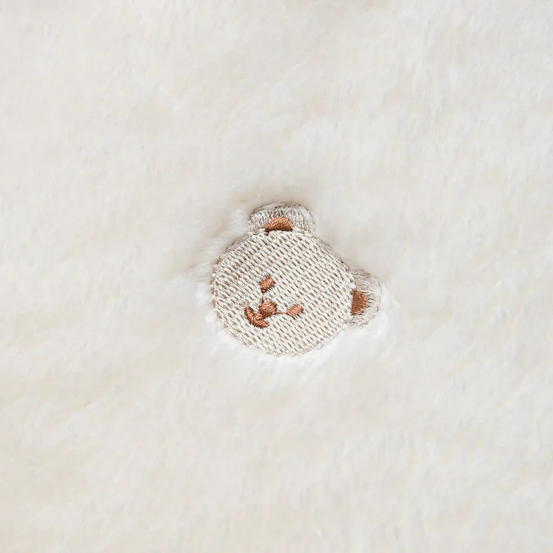 Baby blanket Hug blanket is a baby blanket embroidered nap blanket for children