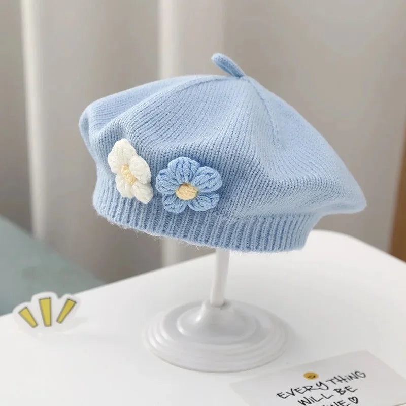 Adorable béret tricoté pour bébé fille avec petite fleur