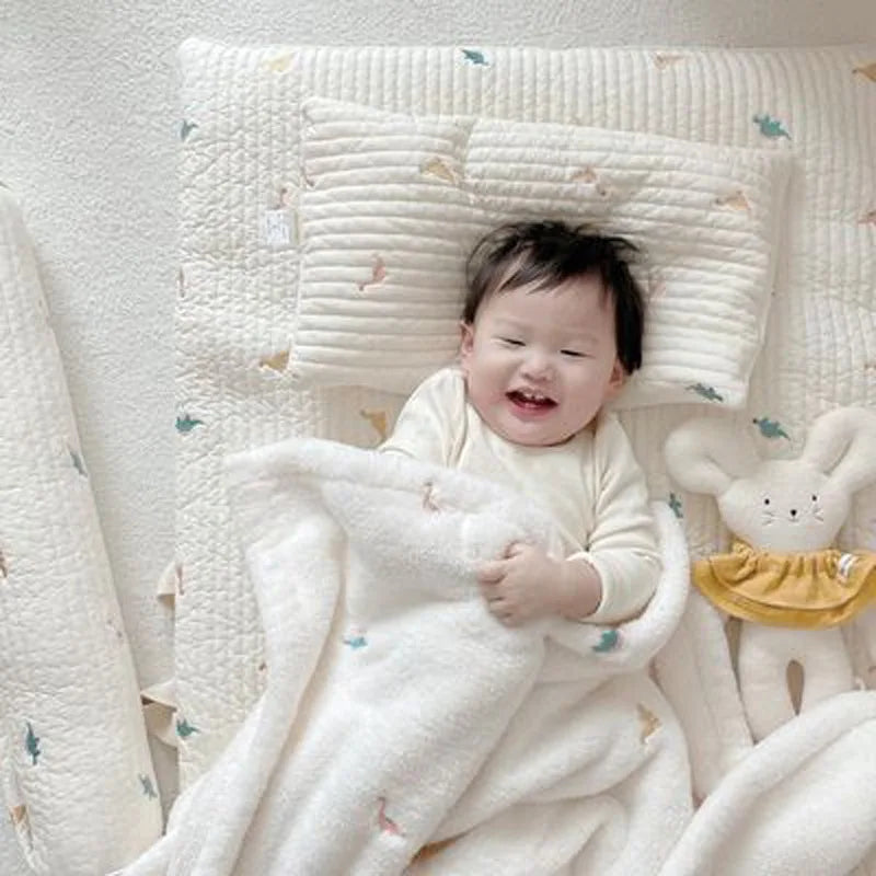 Baby blanket Hug blanket is a baby blanket embroidered nap blanket for children