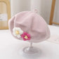 Adorable béret tricoté pour bébé fille avec petite fleur