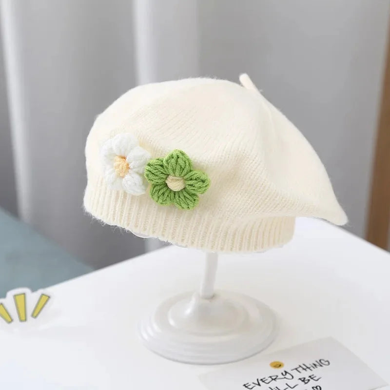 Adorable béret tricoté pour bébé fille avec petite fleur