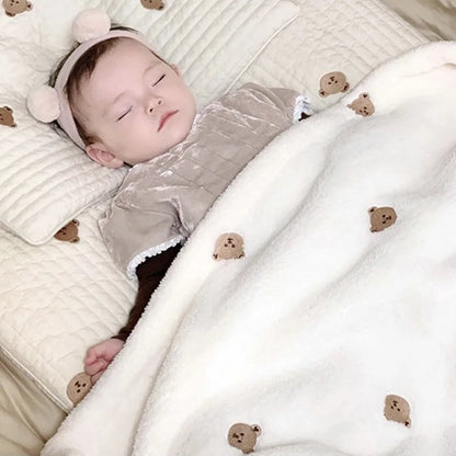 Baby blanket Hug blanket is a baby blanket embroidered nap blanket for children