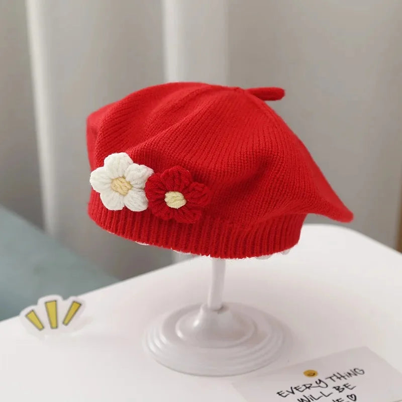 Adorable béret tricoté pour bébé fille avec petite fleur